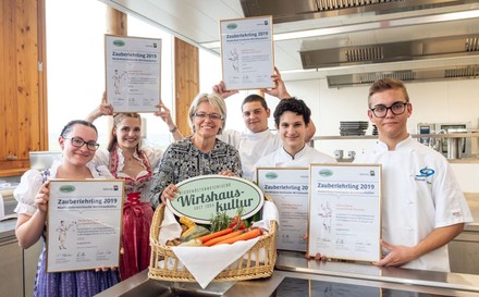 Alle Gold-Zauberlehrlinge mit Tourismuslandesrätin Petra Bohuslav