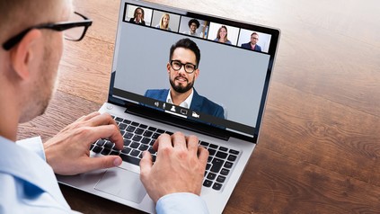 Ein Mann am Laptop