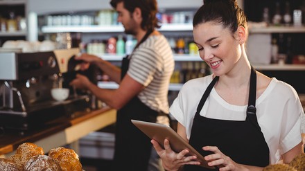 Gastronomin mit Tablett