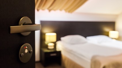 Ein leeres Hotelzimmer