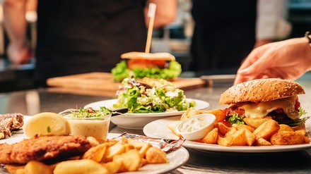 Ein Küchenpass, auf dem angerichtete Speisen stehen.