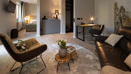 Edle Naturmaterialien, elegantes Design-Mobiliar, außergewöhnliche Tapeten: Blick in die neuen Zimmer des Hotels. (Foto: © Martina Pipprich)