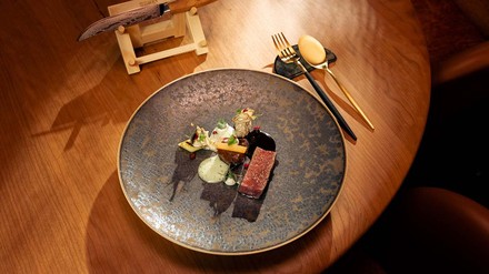 Annika Schüler kreierte eigens für „Tohru“ passende Teller. (Foto: © Ramon Haindl)