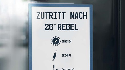 Schild über die 2G-plus-Regel