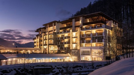 Außenansicht des Hotels Grand Tirolia Kitzbühel.