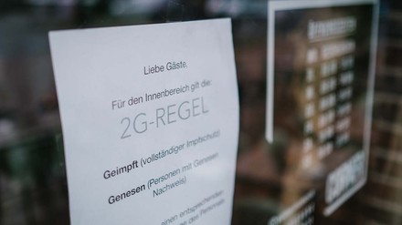 Aushang mit Regel an Café Tür