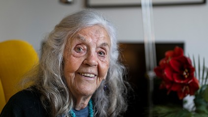 Ursula Winnington, die Kochqueen der DDR, sitzt in einem Sessel.