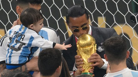 Salt Bae küsst Weltmeisterschaftspokal.