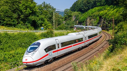 ICE der Deutschen Bahn AG auf der Schiene.