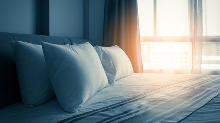 Hotelbett in einem Zimmer.