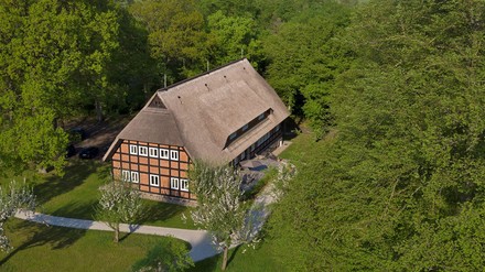 Der Park am See am Westufer des Tollensesees.