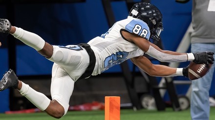 Ein Footballspieler mcht einen beeindruckenden „Catch“.