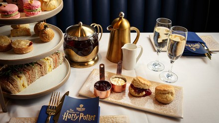 Fans der magischen Welt können nun in der Warner Bros. Studio Tour London nicht nur die originalen Kostüme und Sets aus den Filmen bestaunen, sondern wie Harry selbst bei seinem ersten Quidditch Match einen Goldenen Schnatz verschlucken!