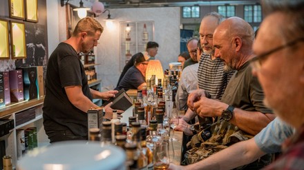Ein Mann steht an der Bar.