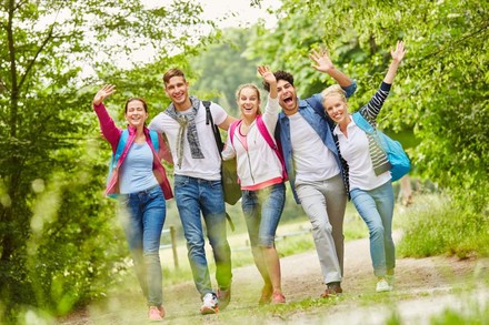 Eine Gruppe junger Menschen bei einer Wanderung in der Natur