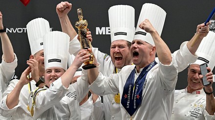 Der dänische Koch Brian Mark Hansen (Mitte) feiert mit seinen Teamkollegen, nachdem er das Finale des "Bocuse d’Or gewonnen hat.