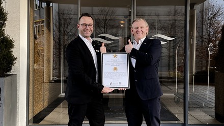 Tobias Baumann, Director of Sales & Marketing (links) und Direktor Nils Friedrich vom Hotel Vier Jahreszeiten Starnberg.
