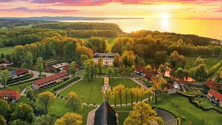 Weissenhaus aus der Vogelperspektive.