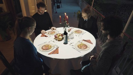 „Le Petit Chef“ stimmt die Gäste auf den nächsten Gang ein.