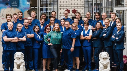 Gruppenbild des Teams im Restaurant Tim Raue in Berlin.