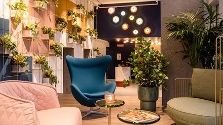 Rezeption im neuen Motel One in Rotterdam