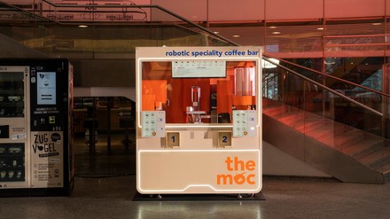 Die vollautomatisierte Coffee Bar the moc steht am Berliner Ostbahnhof.