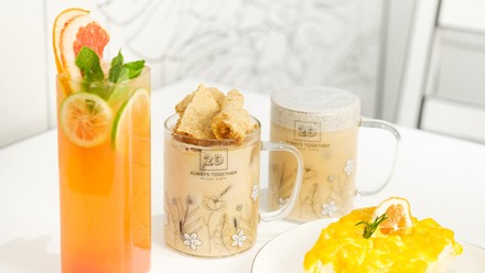 Guave Jasmin Icetea (links), Iced Dalgona Latte (Mitte), Iced Black Sesam Latte (rechts) und Mango Tiramisu.