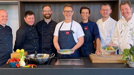 Zukunftsfähige Großverpflegung von Organic Garden: Holger Stromberg und Florian Feneberg (Mitte) mit dem Wisag Catering Projektteam und Dieter Kobusch, Gastronomieleiter im Hause 50Hertz (rechts), im Organic Garden Nutrition Studio in Hergolding bei München. (Foto: © Organic Garden AG)