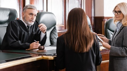 Richter und Anwälte in einem Gerichtssal.