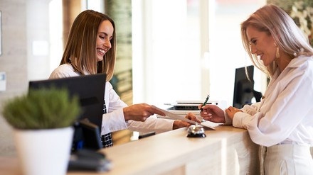 Einchecken an der Rezeption