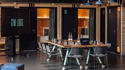 86-Zoll-Bildschrim in der GymLodge