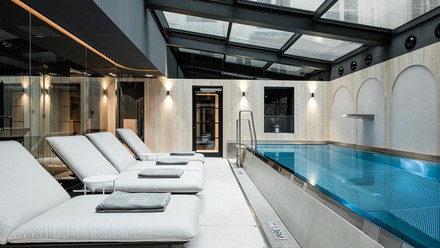 Dank Panoramadach genießen Gäste des Spa-Bereichs im Hotel The Amauris Vienna eine gigantische Aussicht.