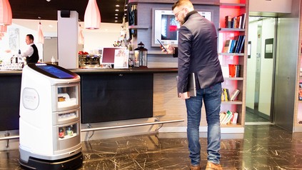 Ein Gast fotografiert Jeeves