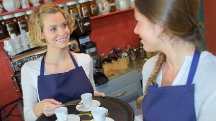 Zwei Servicekräfte servieren Kaffee