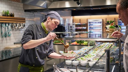 Mitarbeiter der SV Group an der Ausgabenstelle