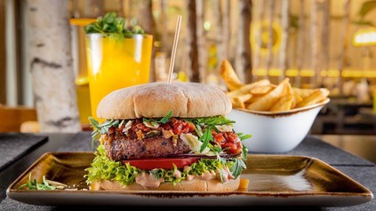 Burger, Pommes und Saft Hans im Glück