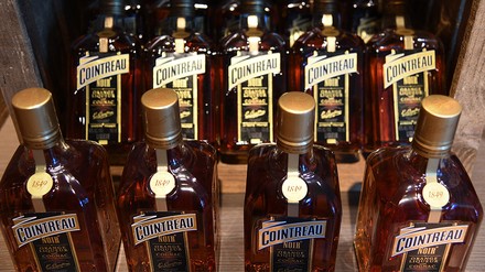 Einige Flaschen Cointreau