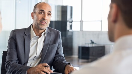 Ein Mann in der Gehaltsverhandlung