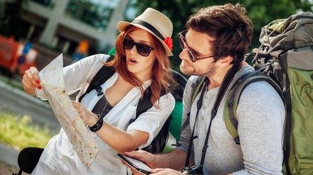 Touristen schauen auf Stadtplan