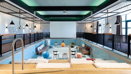 Concept Pool mit Leinwand