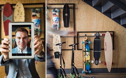 Mann fotografiert sein Gesicht mit Tablet