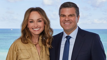 Giada De Laurentiis steht neben Frank A. Del Rio
