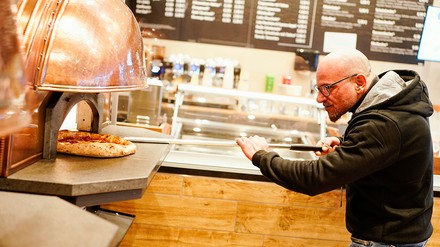 Pizza-Weltmeister backt Pizza.