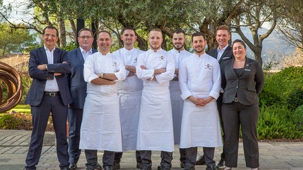 Gruppenfoto zeigt das Team des Restaurants "Le Faventia)
