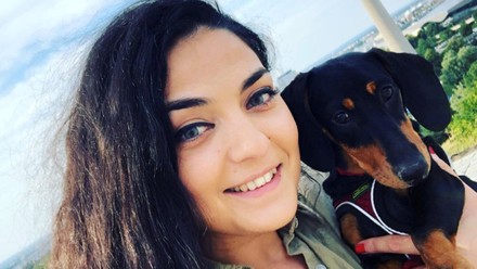 Elena Sandu mit Hund auf dem Arm.