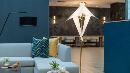 Da möchte man sich gleich auf die blaue Couch setzen.