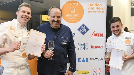 Johann Lafer zusammen mit zwei Jungköchen.