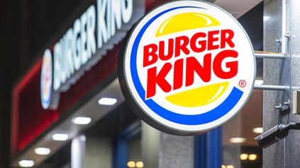 Burger King Filiale bei Nacht.