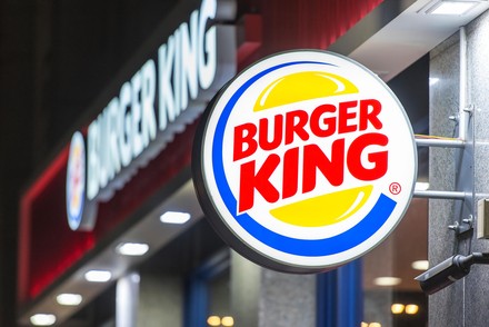 Burger King Filiale bei Nacht.