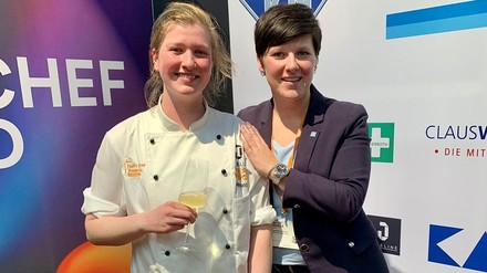 Die Gewinnerin des Next Chef Award 2023 strahlt über beide Ohren.
